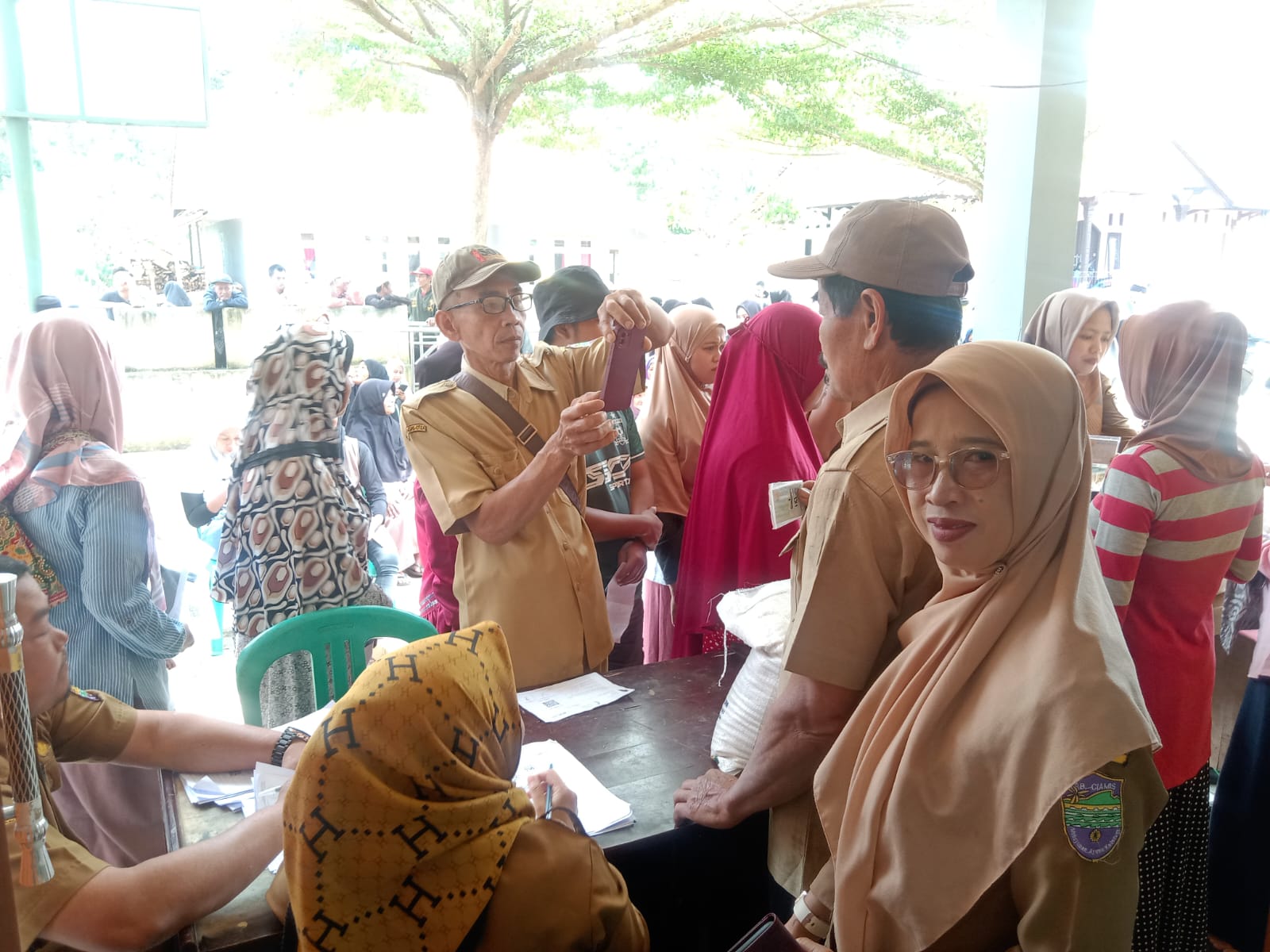 PENYALURAN BANSOS DESA MULYASARI