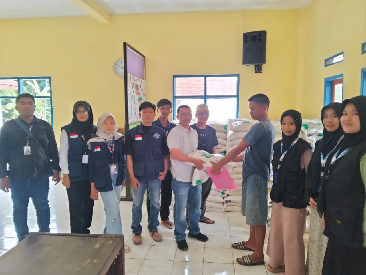 Sinergi Sosial: Pembagian Bantuan Sosial untuk Warga Desa Mulyasari